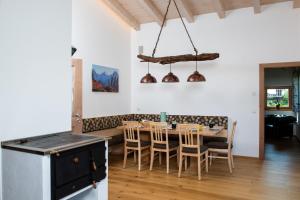 uma cozinha e sala de jantar com mesa e cadeiras em Ferienwohnung Leitinger em Sankt Martin bei Lofer