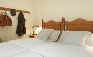 Postel nebo postele na pokoji v ubytování Hostal Can Maret