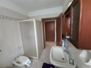 Kylpyhuone majoituspaikassa Appartamento Lago