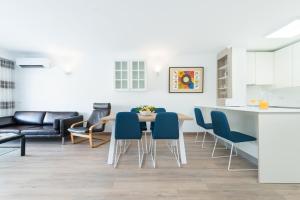 a kitchen and living room with a table and chairs at Apartamento Venecia in Alcudia