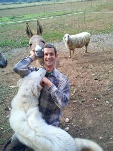 um homem com uma cabra e uma ovelha em AGRITURISMO MASO PERTENER -adults only- em Comano Terme