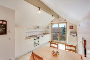 a kitchen with a table and a dining room at Ferienwohnung Gelting in Geretsried