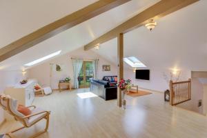 a living room with white walls and wooden ceilings at Ferienwohnung Gelting in Geretsried