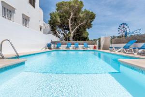 The swimming pool at or close to Apartamentos Karin 2ºe