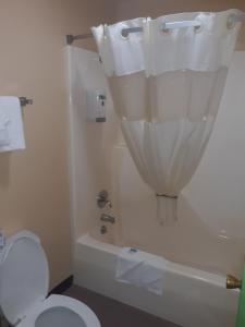 Ein Badezimmer in der Unterkunft Angel Inn Near IMAX, a Travelodge by Wyndham