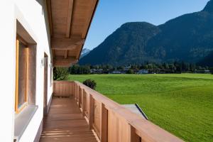 a balcony with a view of a field and mountains at Ferienwohnung Leitinger in Sankt Martin bei Lofer