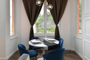 une salle à manger avec une table et des chaises bleues dans l'établissement Beautiful Apartment next to Monte Carlo, à Beausoleil