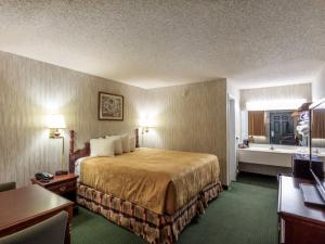 Ein Bett oder Betten in einem Zimmer der Unterkunft Angel Inn Near IMAX, a Travelodge by Wyndham