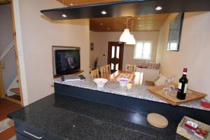 eine Küche mit einer Arbeitsplatte mit einem TV und einem Zimmer in der Unterkunft Villa Toscana in Moorenweis