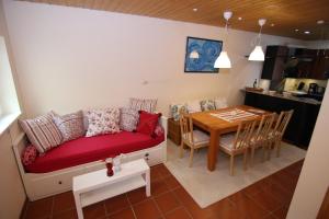 ein Wohnzimmer mit einem Sofa und einem Tisch in der Unterkunft Villa Toscana in Moorenweis