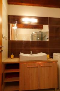 ein Bad mit einem Waschbecken und einem Spiegel in der Unterkunft Chata pri jaskyni Bystrá in Bystrá