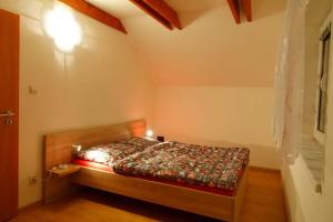 um quarto com uma cama num quarto em Chata pri jaskyni Bystrá em Bystrá