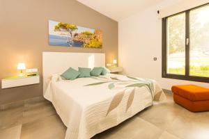 ein Schlafzimmer mit einem Bett und einem großen Fenster in der Unterkunft Villa Ca Na Marga in Muro + 36 Fotos