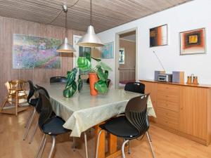 comedor con mesa y sillas en Four-Bedroom Holiday home in Knebel 6, en Skødshoved Strand