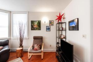 sala de estar con TV y silla en Coronet Creek Retreat en Telluride