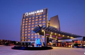 um edifício com uma escultura em frente em Grand Skylight International Hotel Shenzhen Guanlan Avenue em Bao'an