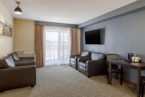 TV a/nebo společenská místnost v ubytování Quality Inn & Suites