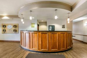 a large lobby with a bar in the middle of a room at Comfort Suites Hopkinsville near Fort Campbell in Hopkinsville +24 photos