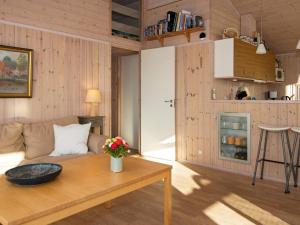 Ørbyにある6 person holiday home in Knebelのリビングルーム(ソファ、テーブル付)