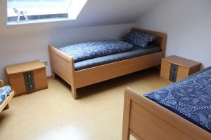 een kleine slaapkamer met 2 bedden en een raam bij Ferienwohnung Hillers, 35218 in Beningafehn