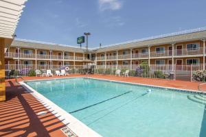 a large swimming pool in front of a hotel at Quality Inn Central Roseburg in Roseburg