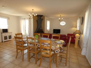 Μια τηλεόραση ή/και κέντρο ψυχαγωγίας στο Villa with private pool and panoramic view