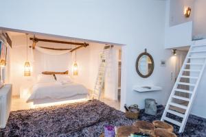 Un dormitorio con una cama y una escalera. en Blue Mountain Guesthouse by Seablue en Arachova