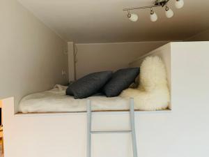 Postel nebo postele na pokoji v ubytování Lootsi apartment with sauna, next to Old Town, City Center, Port