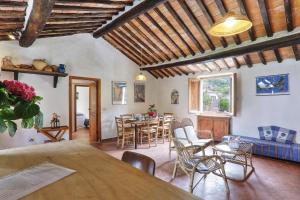 ein Wohnzimmer mit einem Tisch und Stühlen in der Unterkunft Casa La Capraia in Zanca