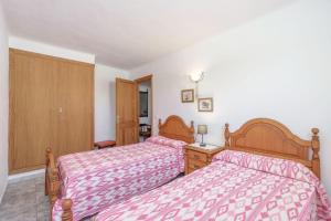 A bed or beds in a room at Sa Barraca d'en Caminer