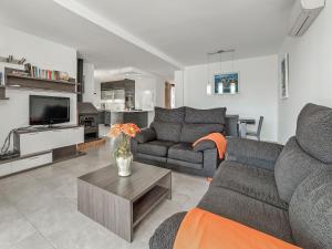 uma sala de estar com dois sofás e uma televisão em Montevela em Cala d´Or