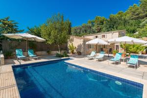 The swimming pool at or close to Finca Coster