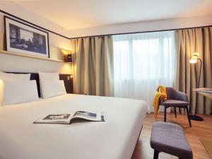 Giường trong phòng chung tại Mercure Paris Saint-Ouen