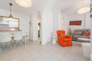 a living room with a couch and a table at Apartamento Bateles in Conil de la Frontera