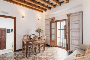 - une salle à manger avec une table et des chaises dans l'établissement Casa de los Abuelos 18, à Vejer de la Frontera