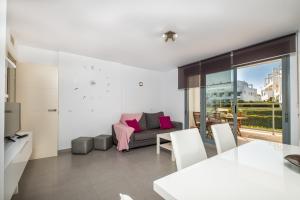 ein Wohnzimmer mit einem Sofa und einem Tisch in der Unterkunft Casa Grullo in Conil de la Frontera
