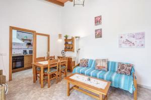 een woonkamer met een bank en een tafel bij Casa Ventura in Portopetro