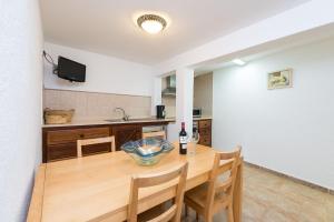 A kitchen or kitchenette at Finca Coster