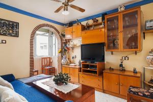 a living room with a couch and a tv at Apartamento Oliva in Barbate