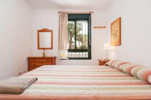 チクラナ・デ・ラ・フロンテーラにあるApartamento Aldea del Cotoの大きなベッドと窓のある寝室 +20枚の写真