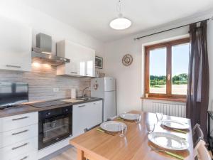 eine Küche mit einem Holztisch und einem Holztisch in der Unterkunft Appartamento Bella Cora in Lazise