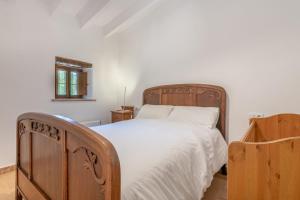 Postel nebo postele na pokoji v ubytování Villa S'erisal + 19 fotografií