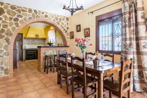 コニル・デ・ラ・フロンテーラにあるLa casa del estanqueのキッチン、ダイニングルーム(木製のテーブルと椅子付)