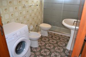 Ένα μπάνιο στο Appartamento 8 pax vicino spiaggia