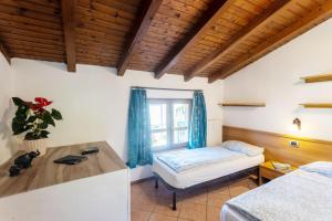 sypialnia z łóżkiem, biurkiem i oknem w obiekcie Casa Rita app 2 w Tremosine Sul Garda