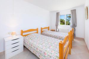 1 Schlafzimmer mit 2 Betten, einer Kommode und einem Fenster in der Unterkunft Santa María in Artá + 28 Fotos