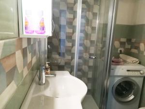 bagno con lavandino e lavatrice di Casa vacanze Valentina a Otranto 5 posti a Otranto