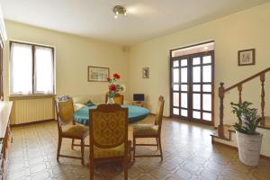 uma sala de jantar com uma mesa azul e cadeiras em Casa Nonna Rina em Monzambano