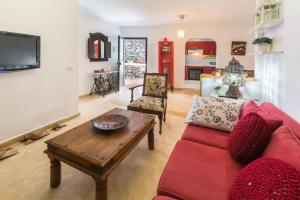 sala de estar con sofá rojo y mesa en Apartamento Relax, en Puerto del Carmen