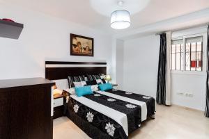 une chambre avec un lit et un bureau dans l'établissement Apartamento Los Remedios Con Patio Andaluz, à Vejer de la Frontera